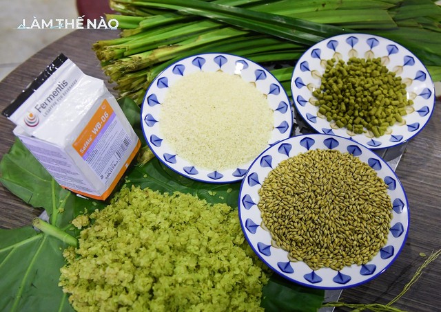 ‏Close-up of the process of making Hanoi green rice fragrant beer, edible with both pig intestines and lobster - Photo 4.