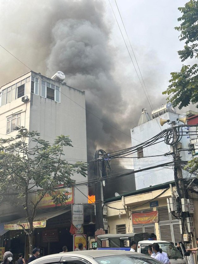 Hà Nội: Cháy lớn tại quán bia hơi ở Hai Bà Trưng, cột khói bốc cao hàng chục mét - Ảnh 1.