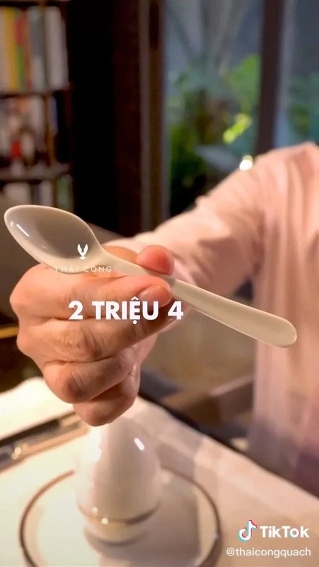 Những lần ăn uống xa hoa của Thái Công: Mì tôm phải dùng bát 20 triệu, ăn hột vịt lộn trong bộ dụng cụ hơn 50 triệu - Ảnh 2.
