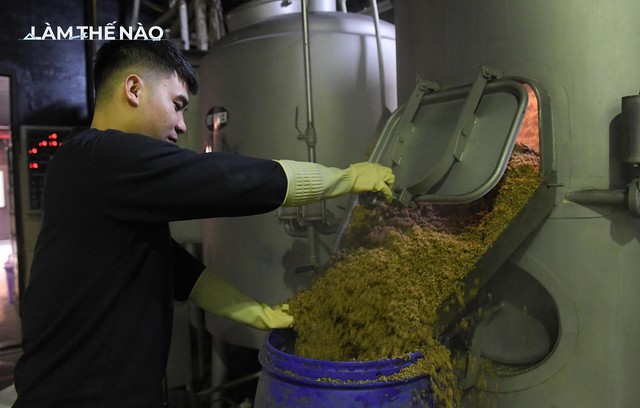 ‏Close-up of the process of making Hanoi green rice fragrant beer, edible with both pig intestines and lobster - Photo 9.