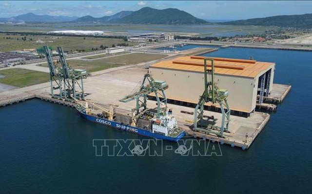 Tàu vận tải hàng hoá vào cảng nước sâu Sơn Dương thuộc Khu liên hợp gang thép và cảng nước sâu Sơn Dương của Tập đoàn Formosa ở Khu kinh tế Vũng Áng (Hà Tĩnh). Ảnh tư liệu: Vũ Sinh/TTXVN