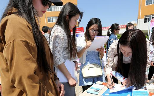 Một trường đại học ở Trung Quốc tuyển nhân viên với lương chỉ hơn 6 triệu đồng nhưng có tới 2000 ứng viên, tỷ lệ chọi lên tới 1:1000, công việc gì mà hot vậy?