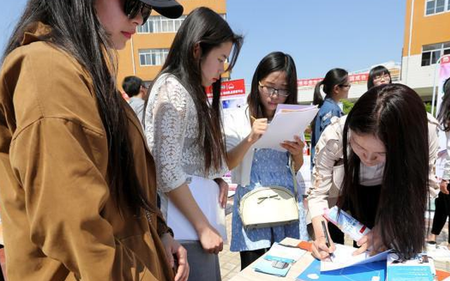 Một trường đại học ở Trung Quốc tuyển nhân viên với lương chỉ hơn 6 triệu đồng nhưng có tới 2000 ứng viên, tỷ lệ chọi lên tới 1:1000, công việc gì mà hot vậy? Một trường đại học ở Trung Quốc tuyển nhân viên với lương chỉ hơn 6 triệu đồng nhưng có tới 2000 ứng viên, tỷ lệ chọi lên tới 1:1000, công việc gì mà hot vậy?