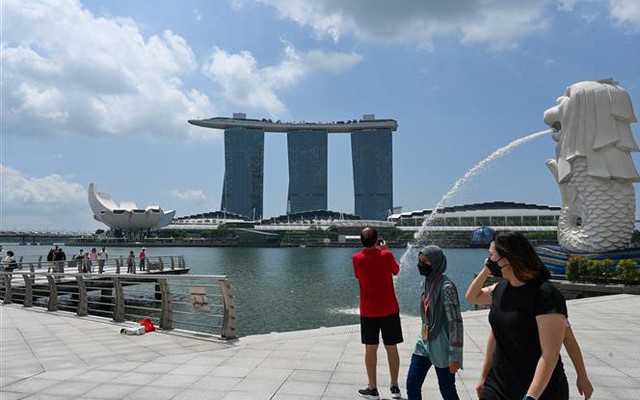 Người dân di chuyển trên đường phố tại Singapore. Ảnh: AFP/TTXVN