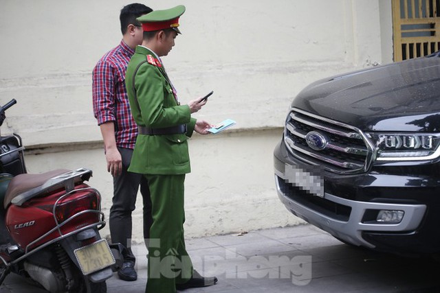 Phát loa, gọi điện thoại yêu cầu xe ô tô trả lại vỉa hè ở Hà Nội - Ảnh 10.