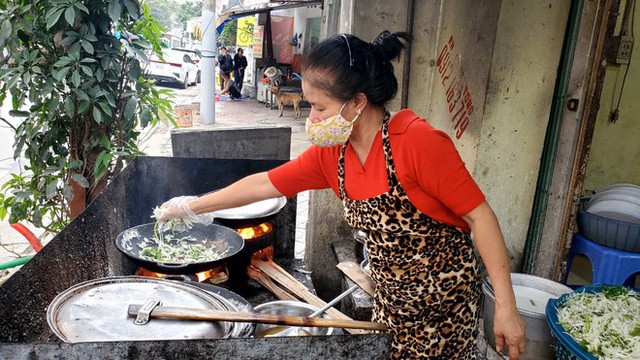  Thưởng thức món bánh chế biến trên chảo gang: Càng ăn càng khoái - Ảnh 4.