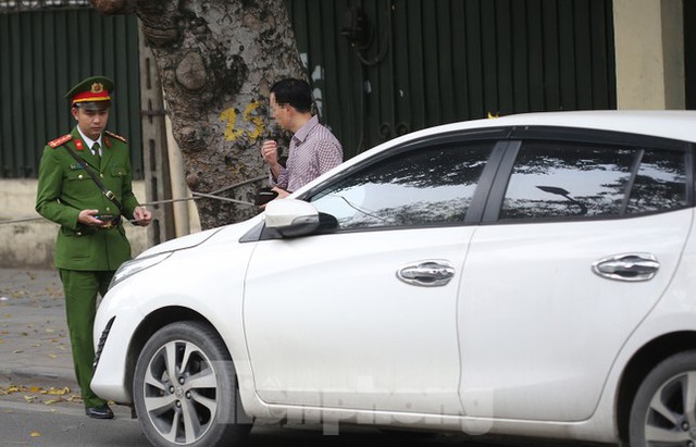 Phát loa, gọi điện thoại yêu cầu xe ô tô trả lại vỉa hè ở Hà Nội - Ảnh 6.