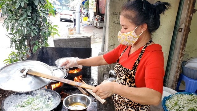  Thưởng thức món bánh chế biến trên chảo gang: Càng ăn càng khoái - Ảnh 1.