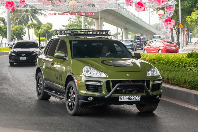 Người có tiền độ xe cũng khác: Ông Đặng Lê Nguyên Vũ mang hẳn Porsche Cayenne đời 2009 đi độ phong cách nhà binh - Ảnh 1.