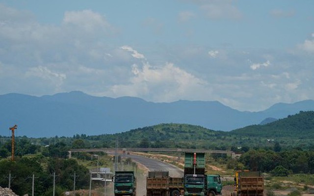 Cao tốc Vĩnh Hảo - Phan Thiết nguy cơ không về đích vào dịp 30/4 tới do giấy phép khai thác mỏ đất hết hạn.