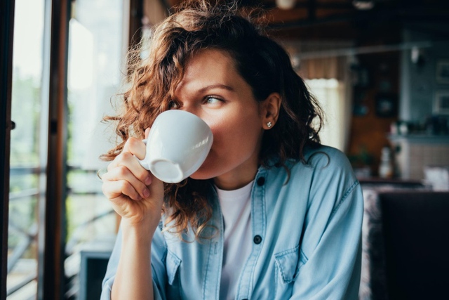 7 sai lầm cần tránh khi uống cà phê nếu không muốn sức khỏe bị tàn phá - Ảnh 3.