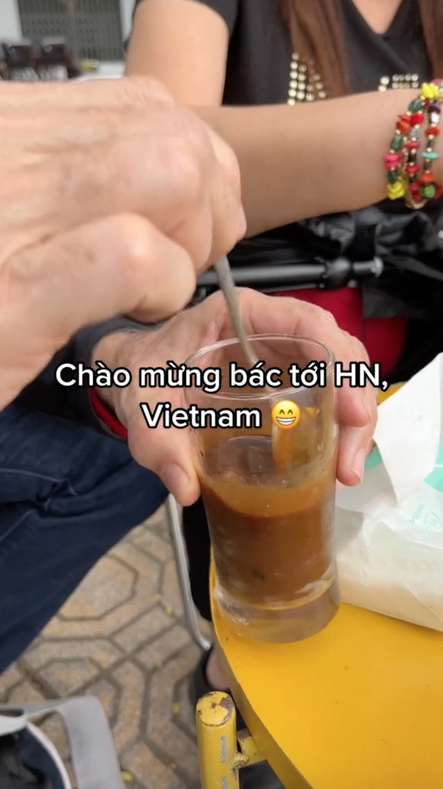 Lần đầu thử cà phê Việt Nam, vị khách Tây uống liền 2 cốc trong 10 phút, còn khẳng định ngon hơn ở nhiều nước khác - Ảnh 2.