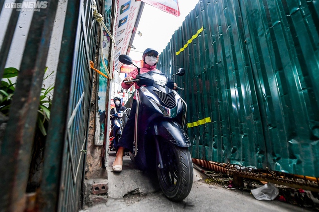 Hà Nội: Người dân chật vật di chuyển trên con đường chỉ vừa một xe máy - Ảnh 9.