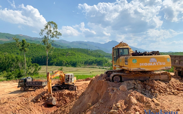 Về đất san lấp, thời gian tới, Đà Nẵng đưa vào quy hoạch khai thác đất san lấp tại 8 khu vực với tổng diện tích 714 ha, tổng trữ lượng và tài nguyên dự báo quy hoạch là hơn 71 triệu m3 đất. Ảnh: Thành Vân.