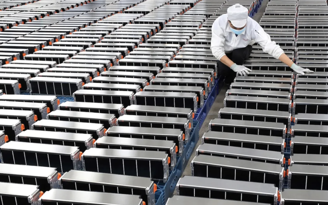 Bên trong công ty Xinwangda ở Nam Kinh, nơi sản xuất pin lithium cho ô tô điện và các mục đích sử dụng khác. Ảnh: AFP