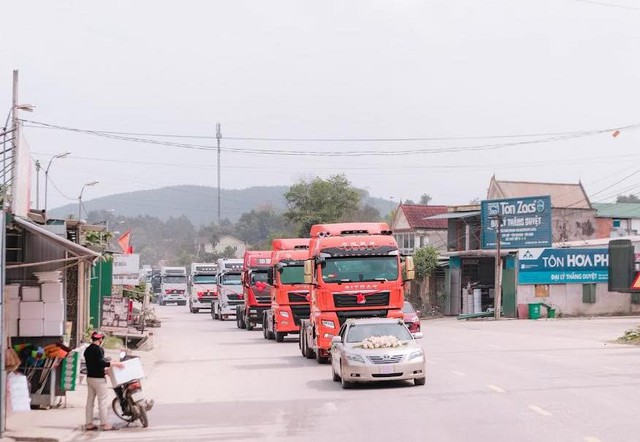 Chú rể Hà Tĩnh chơi lớn rước dâu bằng 20 xe container - Ảnh 1.