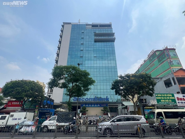 Công an TP.HCM đang khám xét trụ sở Công ty F88 - Ảnh 3. Công an TP.HCM đang khám xét trụ sở Công ty F88 - Ảnh 3.