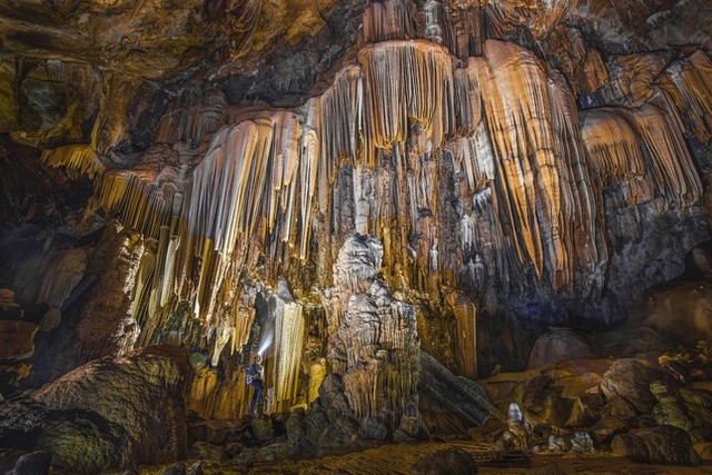 Cảnh đẹp siêu thực như ‘thế giới khác’ trong hang động mới ở Quảng Bình - Ảnh 11.