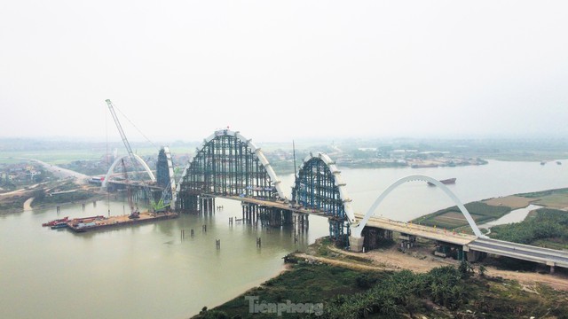 Nhìn gần công trường bắc cầu vòm thép cao nhất Việt Nam trên sông Đuống - Ảnh 11.
