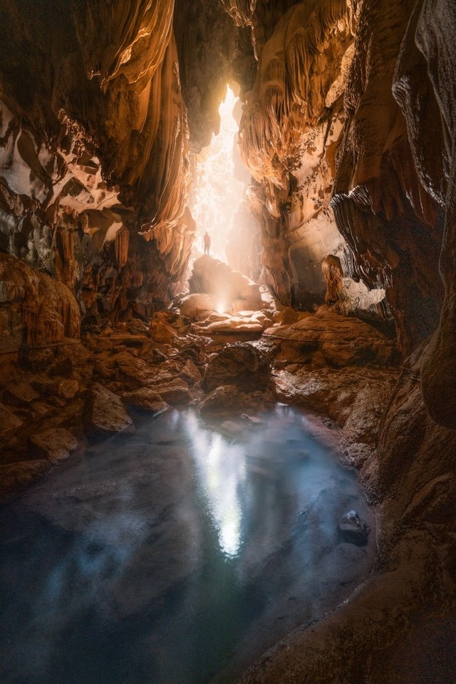 Cảnh đẹp siêu thực như ‘thế giới khác’ trong hang động mới ở Quảng Bình - Ảnh 2.