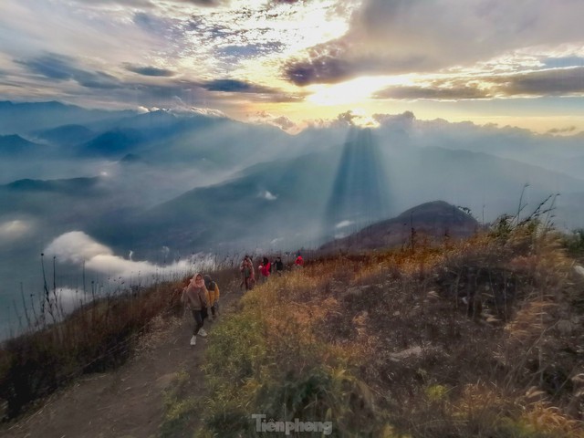 Săn mây giữa khung cảnh thần tiên trên đỉnh núi Lảo Thẩn - Y Tý - Ảnh 2.