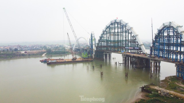 Nhìn gần công trường bắc cầu vòm thép cao nhất Việt Nam trên sông Đuống - Ảnh 2.