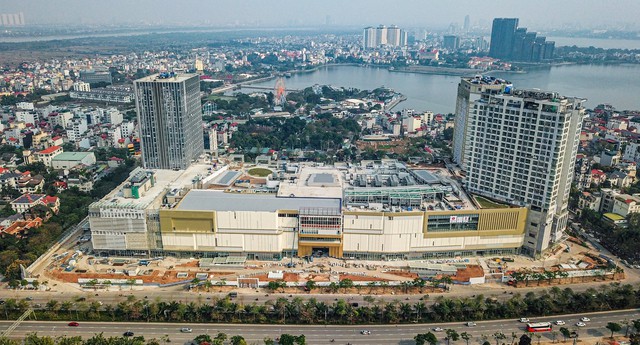 [Photo Essay] Toàn cảnh trung tâm thương mại đắt nhất Hà Nội ngay sát khu nhà giàu Ciputra - Ảnh 1.