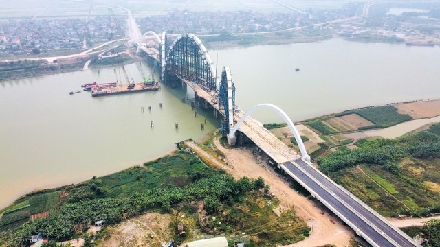 Nhìn gần công trường bắc cầu vòm thép cao nhất Việt Nam trên sông Đuống - Ảnh 1.