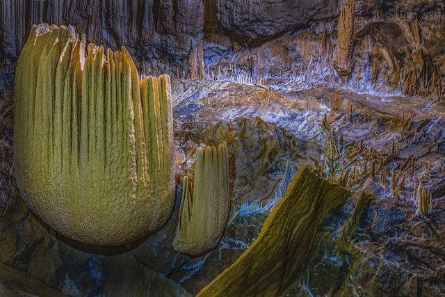 Cảnh đẹp siêu thực như ‘thế giới khác’ trong hang động mới ở Quảng Bình - Ảnh 10.