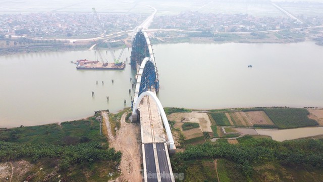Nhìn gần công trường bắc cầu vòm thép cao nhất Việt Nam trên sông Đuống - Ảnh 10.