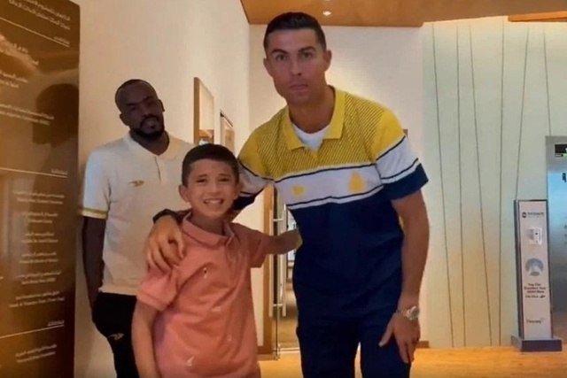 Cậu bé thoát chết thần kỳ trong trận động đất ở Syria bày tỏ ước mơ được gặp Cristiano Ronaldo và đây là hành động bất ngờ từ siêu sao bóng đá - Ảnh 1.