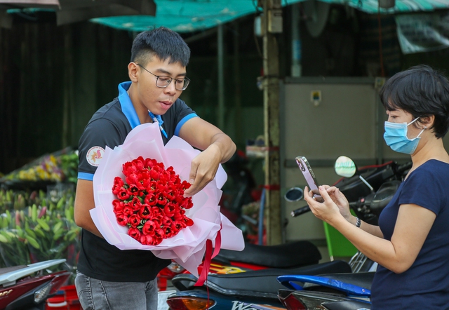 Chợ hoa lớn nhất TP.HCM nườm nượp khách dù giá tăng gấp 4 lần dịp 8/3 - Ảnh 17.