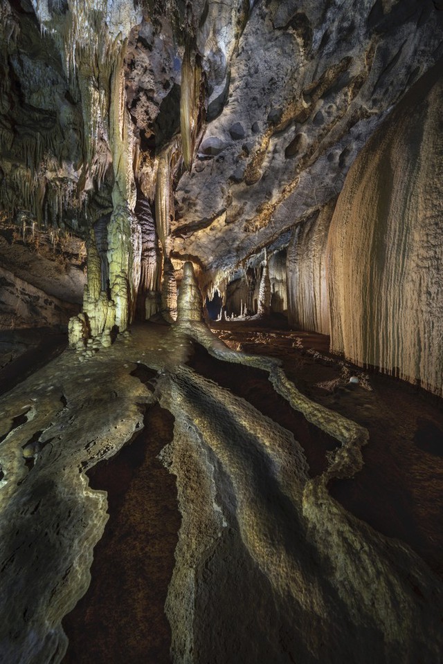 Cảnh đẹp siêu thực như ‘thế giới khác’ trong hang động mới ở Quảng Bình - Ảnh 9.