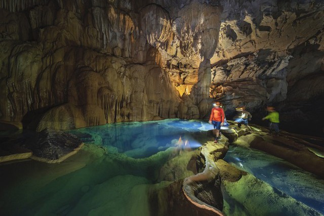 Cảnh đẹp siêu thực như ‘thế giới khác’ trong hang động mới ở Quảng Bình - Ảnh 6.