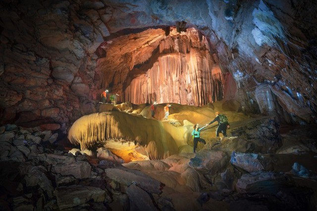 Cảnh đẹp siêu thực như ‘thế giới khác’ trong hang động mới ở Quảng Bình - Ảnh 5.