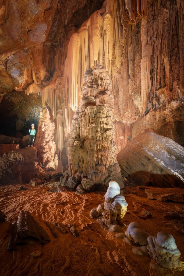Cảnh đẹp siêu thực như ‘thế giới khác’ trong hang động mới ở Quảng Bình - Ảnh 4.