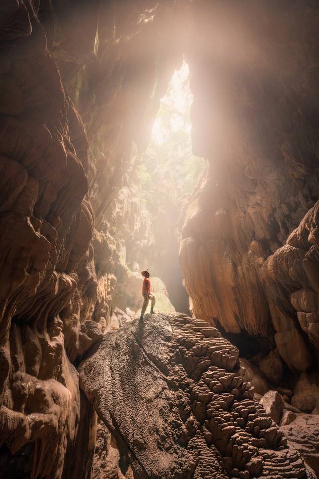 Cảnh đẹp siêu thực như ‘thế giới khác’ trong hang động mới ở Quảng Bình - Ảnh 3.