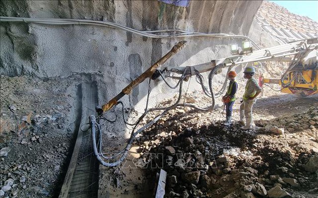 Công nhân thi công đổ bê tông hạng mục cổng hầm phía Nam Núi Vung.
