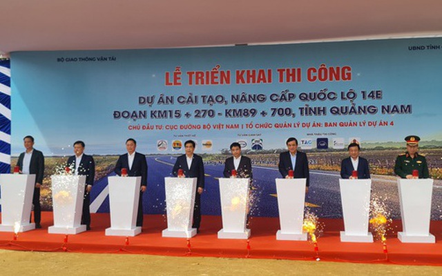 Lãnh đạo Bộ GTVT và tỉnh Quảng Nam thực hiện nghi thức triển khai thi công Dự án cải tạo, nâng cấp Quốc lộ 14E đoạn Km 15+270 - Km 89+700 - Ảnh: VGP/Nhật Anh