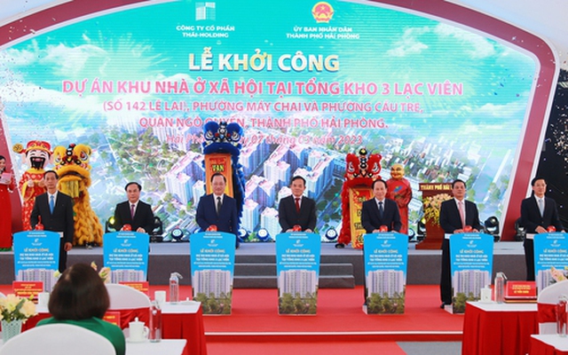 Phó Thủ tướng Chính phủ Trần Lưu Quang và các đại biêu thực hiện nghi thức khởi công dự án nhà ở xã hội tại Hải Phòng - Ảnh: VGP/Hải Minh