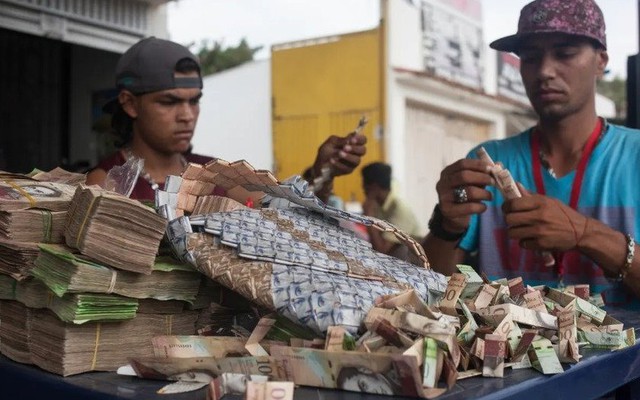 Lạm phát kinh tế khiến đồng tiền mất giá trị ở Venezuela. Ảnh: CNN