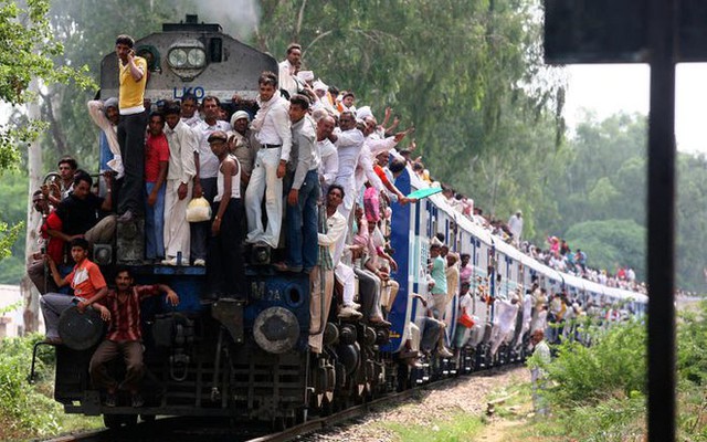 Lý do khiến các đoàn tàu Ấn Độ "đông đến ám ảnh": Được đứng trong khoang đã là điều may mắn, có ghế ngồi chẳng khác gì trúng xổ số
