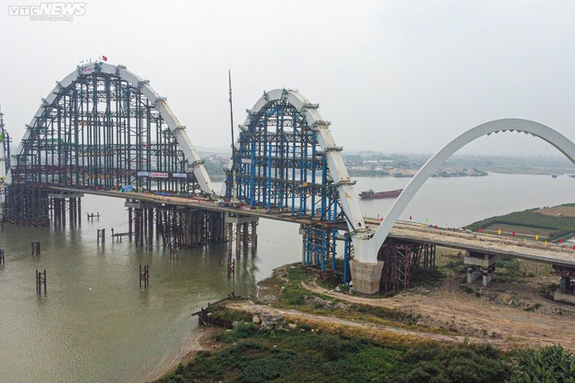 Ngắm cầu vòm thép cao nhất Việt Nam trên sông Đuống sắp đi vào hoạt động - Ảnh 2.