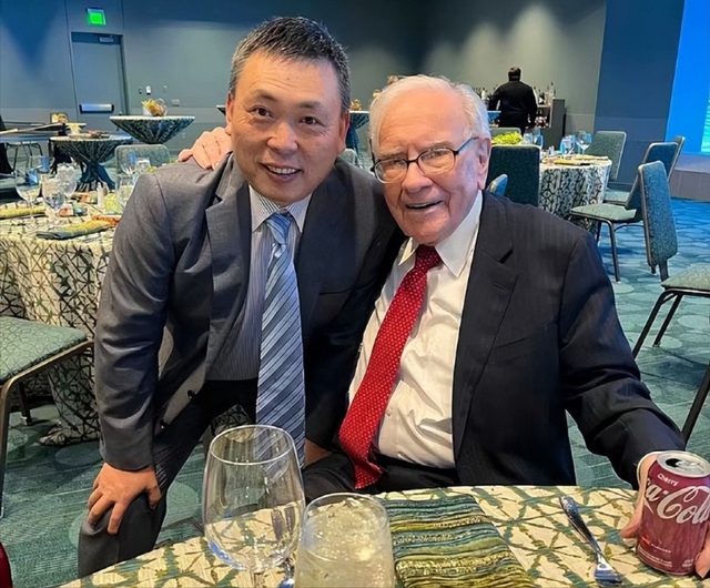 Tỷ phú tự thân gây sốt bậc nhất của Trung Quốc: Từng ngồi “chung mâm” với Warren Buffett, 41 tuổi nghỉ hưu nhưng vẫn có cách để tiền tự chạy về túi - Ảnh 2.