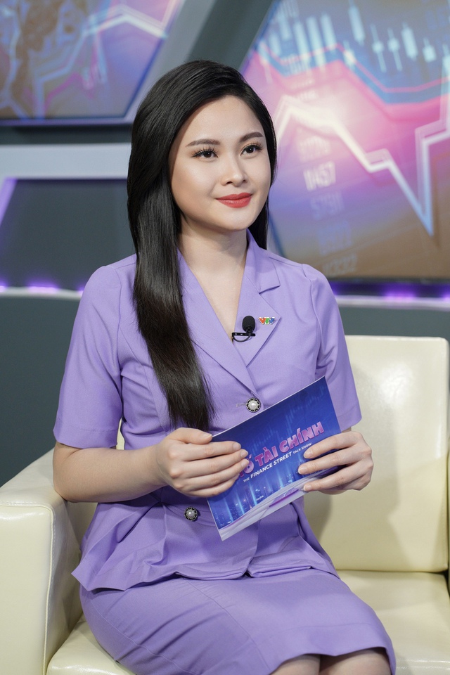  BTV Mùi Khánh Ly tiết lộ lý do mặc đồ nhiều màu sắc rực rỡ lên sóng - Ảnh 2.