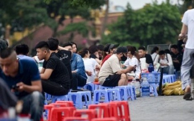 Giành lại vỉa hè ở Hà Nội: Sẽ khảo sát, đưa các quán trà đá vào trong ngõ