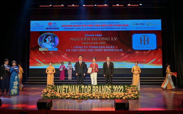 Bà Nguyễn Hương Ly nhận giải thưởng "Doanh nhân trí thức tiêu biểu năm 2022"