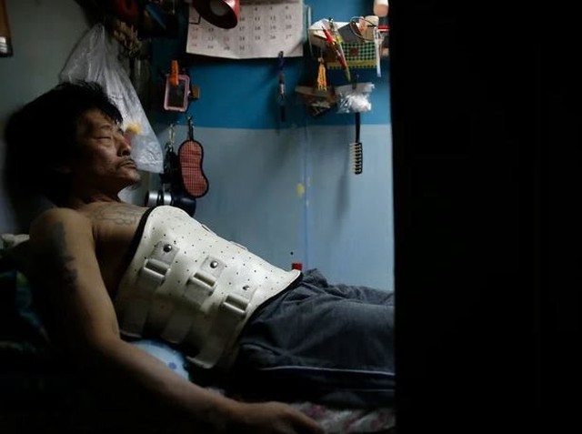 Bật khóc giữa nhà 'quan tài' đắt đỏ ở Hong Kong: Một căn 18 người ở chung, giá thuê phòng vừa 1 chiếc giường tầng cũng 6 triệu đồng