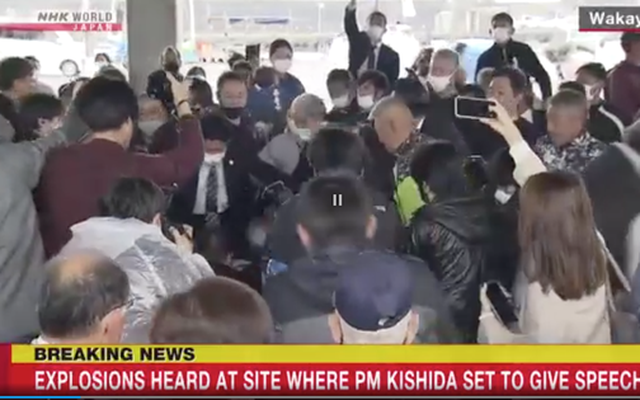 Thủ tướng Nhật Bản Fumio Kishida bị ném bom khói