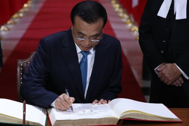 Cựu Thủ tướng Trung Quốc Lý Khắc Cường không hài lòng khi Trung Quốc chưa thể làm được cây bút bi hoàn hảo. Ảnh: AFP